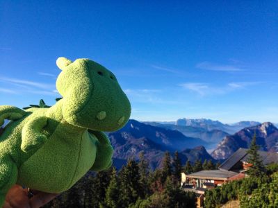 kleiner Drache Roloc fliegt in den Alpen, in Ruhpolding