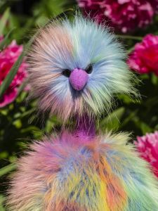 Maskottchen Rosi im Garten