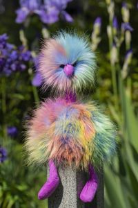 Maskottchen Rosi im Garten