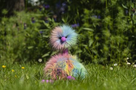 Maskottchen Rosi im Garten