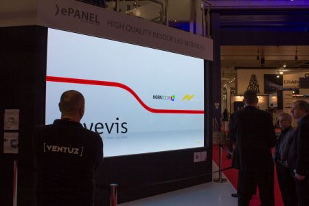 ISE-Messestand von Eyevis mit einer neuen Leinwand