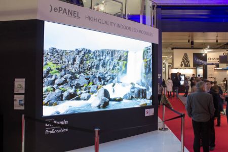 ISE-Messestand von Eyevis mit einer neuen Leinwand