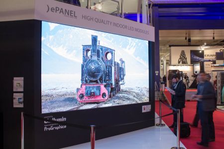 ISE-Messestand von Eyevis mit einer neuen Leinwand