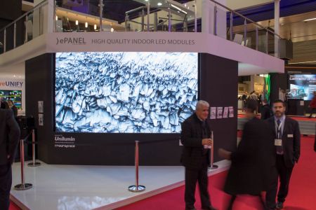 ISE-Messestand von Eyevis mit einer neuen Leinwand