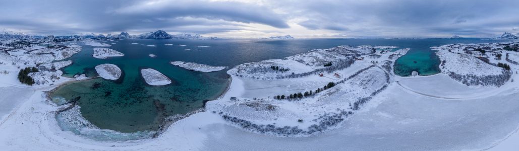 Drohnenpanorama vom eisigen Tjongsfjord
